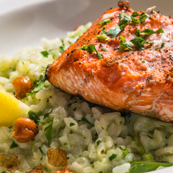 Ризото със сьомга, спанак и кедрови ядки